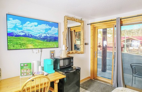 Estes Park Hotel | Spacious Lower-Level Hotel King with Views 101-107