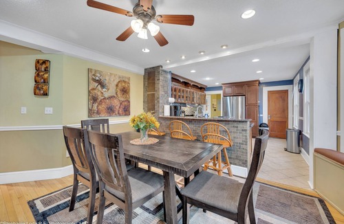 Wallingford Center Apartment | Spacious Luxe 4Br,2ba Retreat w/Jacuzzi Tub ,Free Parking &9min Walk to Downtown