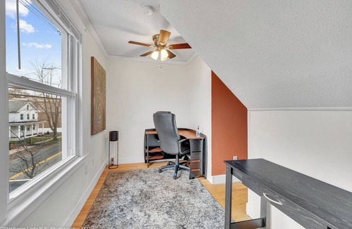 Wallingford Center Apartment | Spacious Luxe 4Br,2ba Retreat w/Jacuzzi Tub ,Free Parking &9min Walk to Downtown