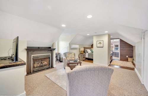Wallingford Center Apartment | Spacious Luxe 4Br,2ba Retreat w/Jacuzzi Tub ,Free Parking &9min Walk to Downtown