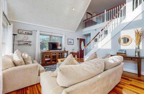 Dandridge House | Spacious Luxe Lakefront Home Hot Tub Dock Firepit