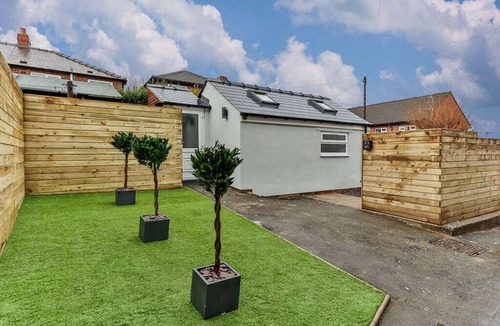 Sheffield House | Spacious Luxe Pad+Games Room-Walk to town