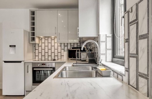 Southfields Apartment | Spacious Luxurious 2BR 2BA