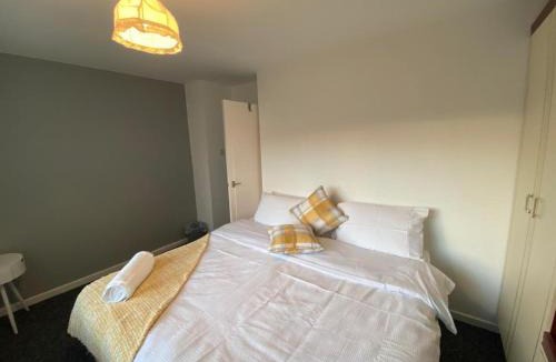 Doncaster House | Spacious Luxurious Serviced Accommodation 3