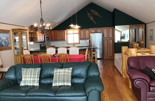Okanagan-Similkameen Ski Chalet | Spacious luxurious three bedroom chalet at Apex with hot tub.Pet friendly!