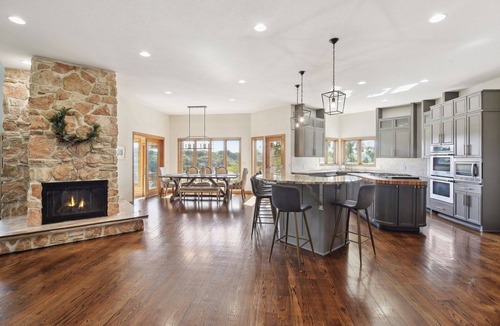 Eden Prairie House | Spacious Luxurious 5 bedroom home with beautiful bluff views!