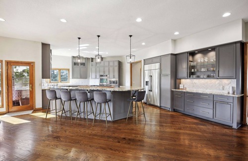Eden Prairie House | Spacious Luxurious 5 bedroom home with beautiful bluff views!