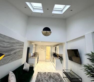 Rushey Green Apartment | Spacious Luxury 2bd with extra Private Studio Room
