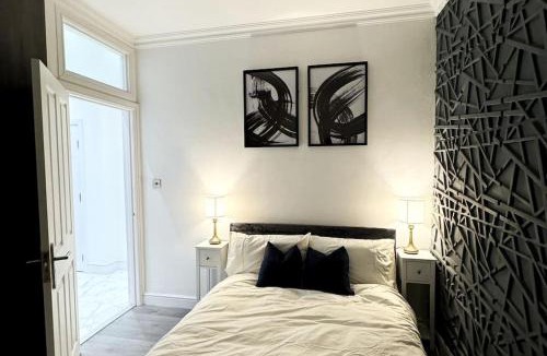 Rushey Green Apartment | Spacious Luxury 2bd with extra Private Studio Room