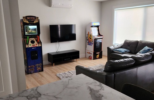 Dieppe House | Spacious Luxury 3 BR with Garage+Arcade Games