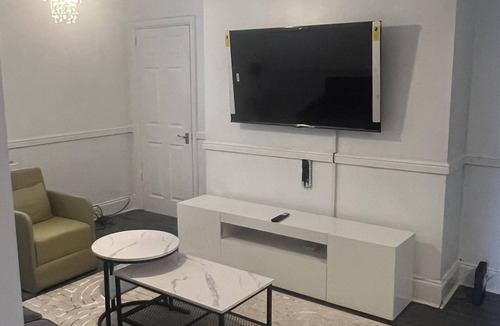 Tilbury House | Spacious Luxury 4 Bed House free parking and WiFi