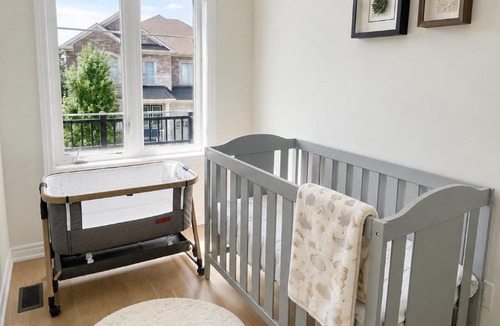 Aurora House | Spacious Luxury 4BR Aurora Home with BBQ & Parking