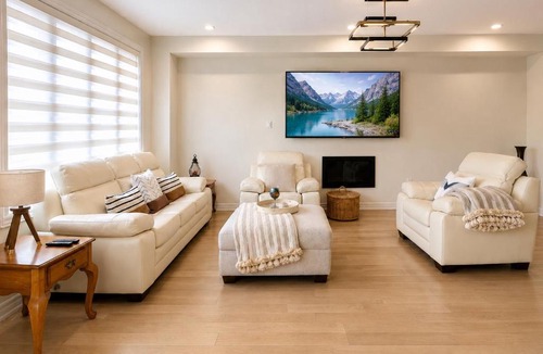 Aurora House | Spacious Luxury 4BR Aurora Home with BBQ & Parking