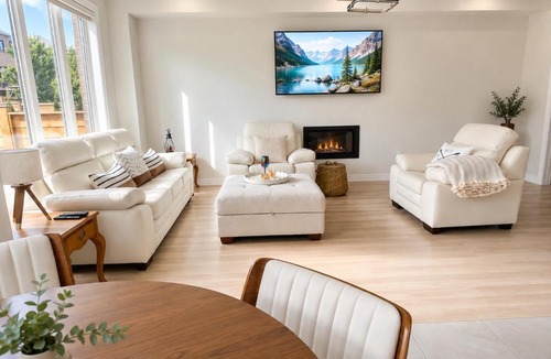 Aurora House | Spacious Luxury 4BR Aurora Home with BBQ & Parking