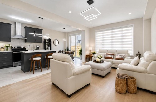 Aurora House | Spacious Luxury 4BR Aurora Home with BBQ & Parking