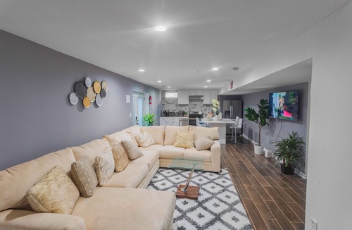 Montpelier Bed & Breakfast | Spacious Luxury 8BR Family Retreat Near DC - Perfect for Groups & Families