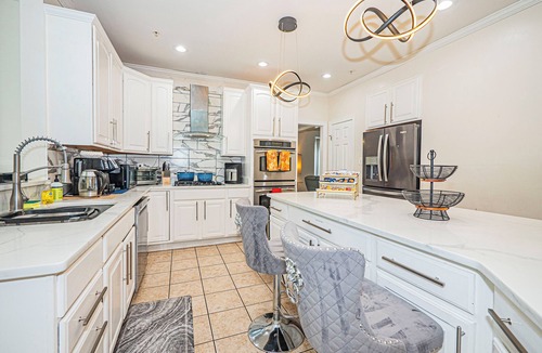 Montpelier Bed & Breakfast | Spacious Luxury 8BR Family Retreat Near DC - Perfect for Groups & Families