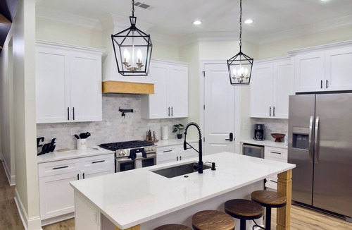 Kenner - Louis Armstrong International Airport House | Spacious Luxury Home - 10 Mins to New Orleans
