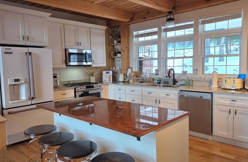 Campton House | Spacious Luxury Home, Privacy & Stunning Mountain Views
