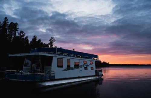 Babbitt Boat Rental | Spacious Luxury Houseboat with Waterslide and Dual Bathrooms Near Babbitt, MN
