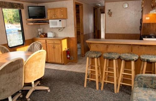 Babbitt Boat Rental | Spacious Luxury Houseboat with Waterslide and Dual Bathrooms Near Babbitt, MN