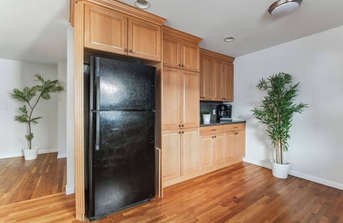 White Plains House | Spacious Luxury Retreat Sleeps 16 Prime Area Free Parking Near NYC