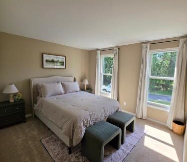 Waldorf House | Spacious & Luxury Retreat Home in Waldorf
