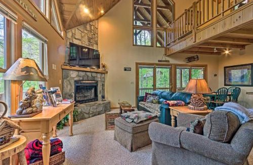 Sherwood Forest House | Spacious Maggie Valley Cabin w/Hot Tub & MTN View