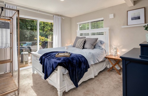 Edmonds House | Spacious Main Street Retreat ~ Backyard ~ Parking!