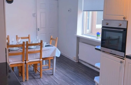 Gateshead Apartment | Spacious Maisonette Stay Sleeps 11