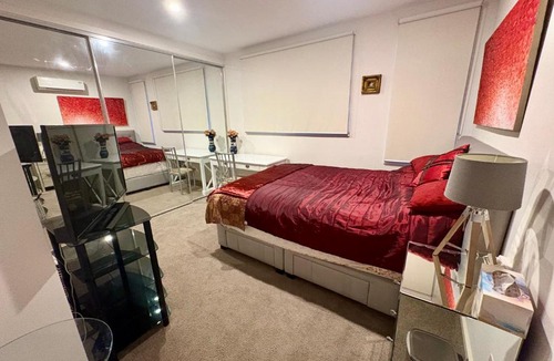 Bundoora House | Spacious Master Room with Private Ensuite