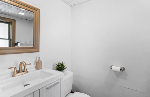 Grafton House | Spacious Master Suite in Peaceful Wooded Farmhouse—Your Home Away from Home
