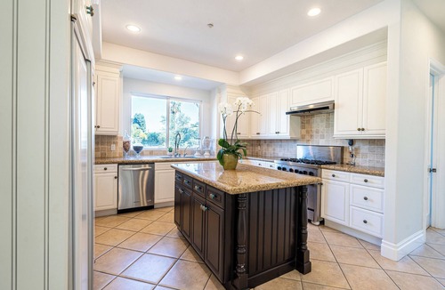 Los Angeles House | Spacious Mediterranean 5-bedroom house with AC, WiFi in marvelous Los Angeles