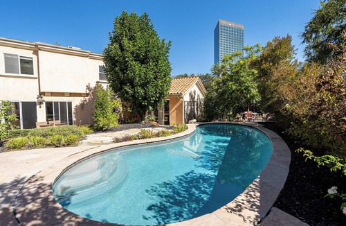 Los Angeles House | Spacious Mediterranean 5-bedroom house with AC, WiFi in marvelous Los Angeles
