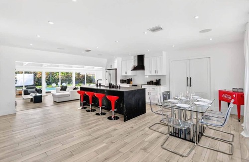 Golden Glades House | Spacious Miami 4BR Retreat with Pool & BBQ