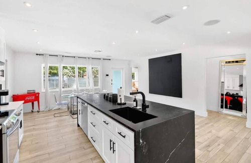 Golden Glades House | Spacious Miami 4BR Retreat with Pool & BBQ