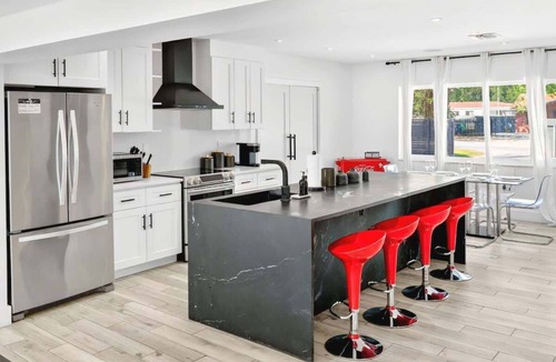 Golden Glades House | Spacious Miami 4BR Retreat with Pool & BBQ