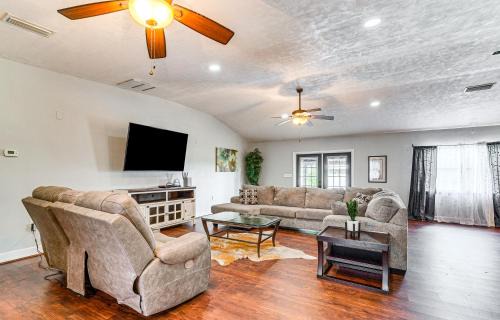 Micanopy House | Spacious Micanopy Farmhouse w/Luxurious Pool!