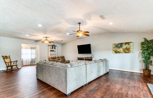Micanopy House | Spacious Micanopy Farmhouse w/Luxurious Pool!