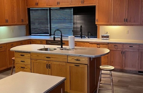 Salem House | Spacious Mid Century 5-bedroom house in S Salem with AC, WiFi, Pool, Bar Area