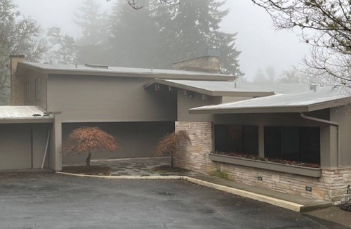 Salem House | Spacious Mid Century 5-bedroom house in S Salem with AC, WiFi, Pool, Bar Area
