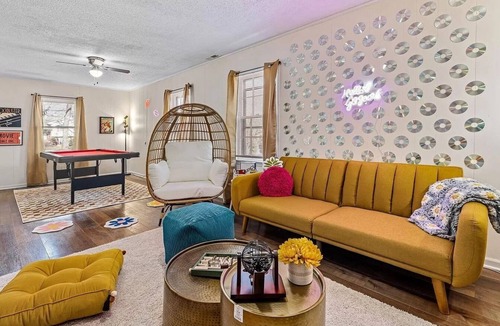 Raleigh House | Spacious mid-century house 5 min from North Hills