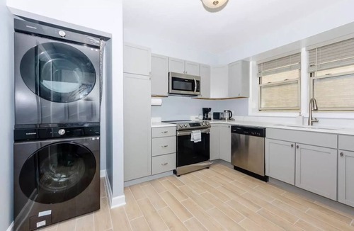 West Ridge Apartment | Spacious, & Minutes from Downtown: Enjoy Your Dream 3BR/2BA Apartment in Chicago