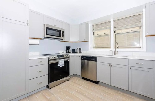 West Ridge Apartment | Spacious, & Minutes from Downtown: Enjoy Your Dream 3BR/2BA Apartment in Chicago