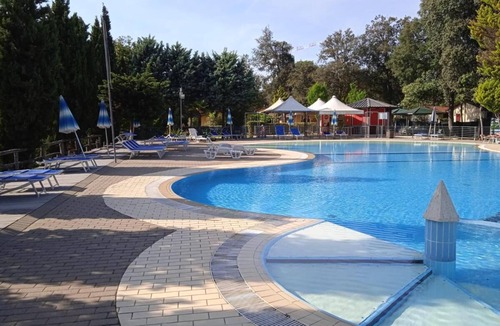 Viareggio House | Spacious mobile home, with veranda, on the family camping Paradiso