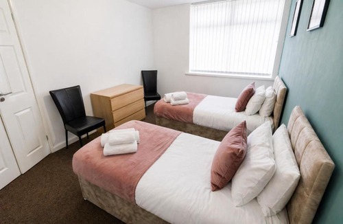 Newcastle-upon-Tyne Apartment | Spacious, Modern and stylish three bedroom home , perfect for work , leisure and contractors ,5 mins walk to Newcastle city Center, Newcastle stadium and Newcastle University, Free parking Fast WiFi, conveniently located both short stay and long stays