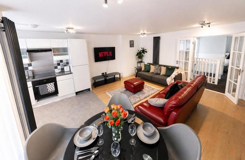 Newcastle-upon-Tyne Apartment | Spacious, Modern and stylish three bedroom home , perfect for work , leisure and contractors ,5 mins walk to Newcastle city Center, Newcastle stadium and Newcastle University, Free parking Fast WiFi, conveniently located both short stay and long stays