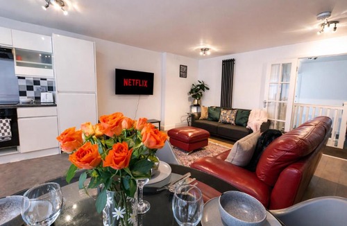 Newcastle-upon-Tyne Apartment | Spacious, Modern and stylish three bedroom home , perfect for work , leisure and contractors ,5 mins walk to Newcastle city Center, Newcastle stadium and Newcastle University, Free parking Fast WiFi, conveniently located both short stay and long stays