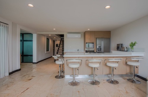Downtown Condo | Spacious & Modern 3-Bdr Penthouse