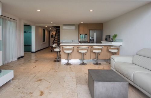 Downtown Condo | Spacious & Modern 3-Bdr Penthouse